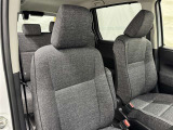 高いホールド性で運転姿勢が安定します。長距離ドライブでも疲れにくいのが魅力です。