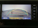 【バックガイドモニター】後方の映像をナビ画面に表示するだけでなく、ステアリング操作に連動して動くガイド線も同時に表示します!予想進路を確認しながら後退できるので便利です!!