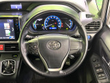 【純正革巻きステアリング】上質な革を使用することで、手にしっかり馴染みとても運転しやすいハンドルです♪