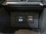 USB端子付き。最近、普及しているUSB。スマホやタブレット以外もUSB充電が増えていますよね。またスマホやメモリー媒体にお手持ちの、貴方のお気に入りの音楽を車内でも楽しめます♪