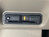 ハンドルの左下にETCがついています。高速道路の料金所の通過も楽々です。 カードの取り出しもしやすい場所についています。