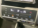 【オートエアコン】一度お好みの温度に設定すれば、車内の温度を検知し風量や温度を自動で調整。暑い&hellip;寒い&hellip;と何度もスイッチ操作をする必要はありません。快適な車内空間には必須の機能ですね♪