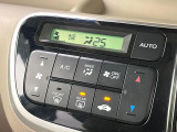 【オートエアコン】一度お好みの温度に設定すれば、車内の温度を検知し風量や温度を自動で調整。暑い&hellip;寒い&hellip;と何度もスイッチ操作をする必要はありません。快適な車内空間には必須の機能ですね♪