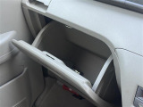 【グローブボックス】大容量のグローブボックスです!!車検証ケース他、日頃使う小物類の収納スペースもたくさんあります!