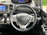 【純正革巻きステアリング】上質な革を使用することで、手にしっかり馴染みとても運転しやすいハンドルです♪