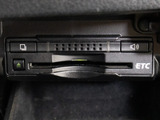 コンソール内一体型のビルトインETC装備!見た目の部分も良いですが、ETCカードの盗難防止になる設置箇所です!料金所の渋滞回避!時間帯・日によって料金の軽減を受けられます!ストレス知らずのドライブ!