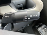 車外の明るさに応じでライトを点灯、消灯してくれるオートライト機能です☆お天気の良い昼間のトンネル走行などオートにしてると便利で安心です☆エンジン停止時にライトの消し忘れも無くなります☆