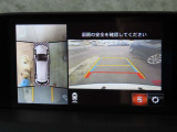 【360&deg;ビュー・モニター】前後左右4つのカメラ映像をさまざまな走行状況に応じて切り替えてセンターディスプレイに表示することで、駐車時や狭い道でのすれ違い時、見通しの悪い交差点進入時でも安心感を高めます。