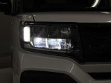 LEDヘッドライトには「オートハイビーム」を搭載。夜間走行時にハイビームで走行可能と判断した場合、ロービームとハイビームを自動的に切り替え、前方視界確保をアシストします。