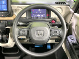 インテリアに合わせたデザインのステアリングは、運転される方のことも考え、運転しやすい形状、大きさです。是非一度、実際に触ってお確かめください。