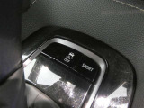 トラクションコントロール装備です。すべりやすい路面での発進時や加速時にタイヤの空転を抑え、駆動力確保に貢献する機能です。詳細は販売店スタッフまでおたずねください。