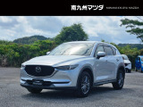 中古車専門再生工場にて熟練専任スタッフが丁寧に清掃、仕上げを実施しております。また、お客様に安心してご検討いただける様、公取協が定める基準に基づき車両検査を実施し、車両状態評価証を発行しております。