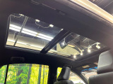 【大型サンルーフ】車内の解放感が一気に上がる大型のパノラマルーフ!季節を問わず開放的で快適なドライブをお楽しみいただけます。流通量も少なく希少価値の高い人気の装備です♪