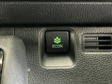 【eコンスイッチ】低燃費運転をサポートするECONモード。スイッチをONすると、エンジンやトランスミッション、A/Cなどを協調制御し、燃費の向上に貢献。エコドライブの効果を高めます。