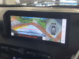 【パノラミックビューモニター】専用のカメラにより、上から見下ろしたような視点で360度クルマの周囲を確認することができます☆死角部分も確認しやすく、狭い場所での切り返しや駐車もスムーズに行えます。