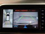 パノラミックビューモニター付きです。車両を上から見たような映像をモニター画面に表示。運転席からの目視では見にくい、車両周辺の状況をリアルタイムでしっかり確認できます。