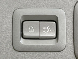 【パワーバックドア】スマートキーや運転席のボタンを押すだけでリアゲートが自動で開閉します!荷物を持っている時や、高い位置にあるバックドアを閉める際に便利な機能です♪