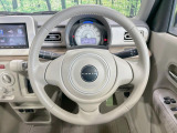 インテリアに合わせたデザインのステアリングは、運転される方のことも考え、運転しやすい形状、大きさです。是非一度、実際に触ってお確かめください。