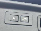 【パワーバックドア】スマートキーや運転席のボタンを押すだけでリアゲートが自動で開閉します!荷物を持っている時や、高い位置にあるバックドアを閉める際に便利な機能です♪