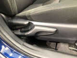 運転席シート座面は上下アジャスター付きです。お好みの位置に調整可能です。