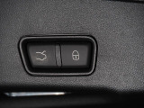 電動テールゲートはボタン1つで楽々に開閉が可能です。