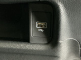 スマートフォンなどの充電に便利なUSBジャック。運転席からも助手席からも使いやすいです。