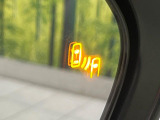 【ブラインドスポットモニター】走行中、ドアミラーの死角になりやすい箇所に後続車が接近するとサイドミラーのレンズに警告を表示!ドライバーに注意喚起をしてくれます。