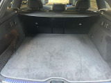 ゆったりとしたトランクルームでございます。たくさんのお荷物の車載が可能でございます。