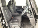 乗降がしやすい運転席。高さが調節できて小柄な方でも運転しやすいポジションをとることができます。