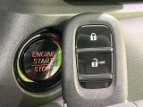 【Hondaスマートキー】カバンやポケットに入れたままでもドアの施錠・解錠が可能なスマートキーを装備。エンジンのオン・オフ時もカギを取り出す必要が無いからとっても便利です♪