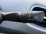 【オートライト(AUTO)】外の明るさをシステムが感知して、自動でヘッドライトが点灯します。ヘッドライトをつけ忘れを防ぐ便利機能です。