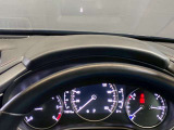 【アクティブ・ドライビング・ディスプレイ】フロントガラスにルートや車速などの情報を表示し、ドライバーの視線移動と、焦点調整の 時間をさらに短縮する事で、わき見のリスクを低減し ます。