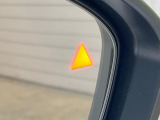 【ブラインドスポットインフォメーション】走行中、ドアミラーの死角になりやすい箇所に後続車が接近するとサイドミラー付近に警告を表示、ドライバーに注意喚起をしてくれます。