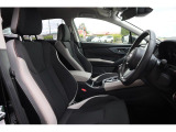 体を固定して長時間の運転でも疲れづらいシート形状です!