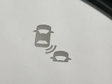 【ブラインドスポットインフォメーション】走行中、ドアミラーの死角になりやすい箇所に後続車が接近するとサイドミラー付近に警告を表示、ドライバーに注意喚起をしてくれます。