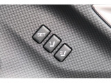 運転席のポジションを2つ、記憶させることができます。ボタンを押すと設定したポジションに電動で移動します。