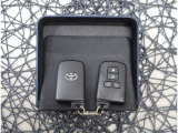 【スマートキー】キーをバッグやポケットに入れたままでもドアロックの開閉が出来るほか、エンジンキーを挿さなくてもエンジンスタートストップが出来ます。