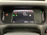 デジタル表示のスピードメーターと安全支援情報、燃費やオドメーターなどの表示の他に、ホンダセンシング機能などの表示もできる多機能なマルチインフォメーション・ディスプレイです。