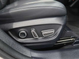 パワーシート搭載。微妙な調整が手軽にでき、良いポジションで運転することが可能です。
