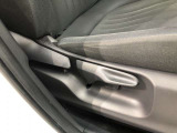 運転席シート座面は上下アジャスター付きです。お好みの位置に調整可能です。