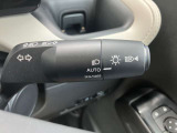 車外の明るさに応じでライトを点灯、消灯してくれるオートライト機能です☆お天気の良い昼間のトンネル走行などオートにしてると便利で安心です☆エンジン停止時にライトの消し忘れも無くなります☆