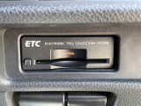 【ETC】有料道路を利用する際に料金所で停止することなく通過できる、ETC車載器(ノンストップ自動料金収受システム機器)が装備されています。セットアップを行うことで利用可能になります。