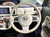 インテリアに合わせたデザインのステアリングは、運転される方のことも考え、運転しやすい形状、大きさです。是非一度、実際に触ってお確かめください。
