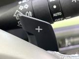 【パドルシフト】ハンドルから手を離さずに素早くシフトアップ&ダウンができるので、エンジンブレーキを使う下り坂や高速道路の合流で加速したい場面で役立ちます。