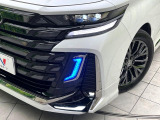 【LEDヘッドライト】悪天候や夜間走行時も良好な視界を確保し安心して運転できる高輝度LEDヘッドライトを装備!点灯速度が早く、消費電力も抑えられています。