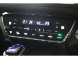 フルオートエアコンが装備されています!お好みの温度設定をするだけでエアコンの風量やモードの切り替えを自動でコントロールしてくれます!ユーザーの操作が少なく燃費走行にもつながります!