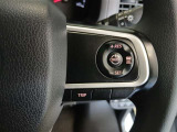 ステアリング右側には、運転支援機能を手元で操作できるスイッチ類を配置しています