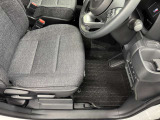 運転席シート足元です。