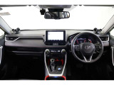 赤のアクセントカラーがスポーティな運転席廻りです。フラットなデザインで広々とした視界と開放感があります。スタイリッシュさだけじゃなく、必要なものが使いやすい位置に配置され運転しやすいですよ。