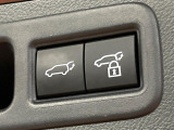 【パワーバックドア】スマートキーや運転席のボタンを押すだけでリアゲートが自動で開閉します!荷物を持っている時や、高い位置にあるバックドアを閉める際に便利な機能です♪